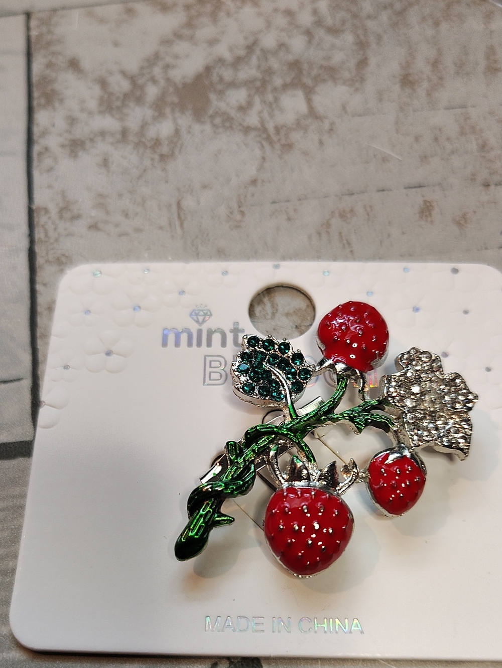 🍓 Strawberry Cluster Brooch w/ Enamel & Rhinestone Accents Gold Or Silver Tone - Picture 2 of 7